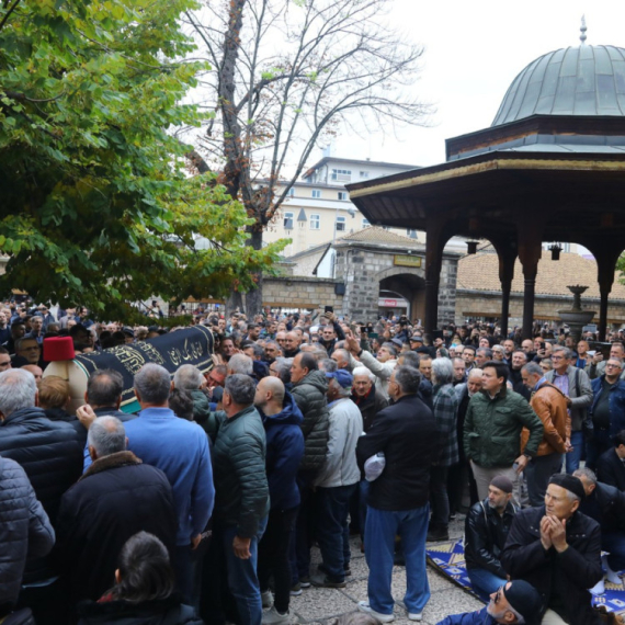 Sahrana Halida Bešlića: Hiljade ljudi na oproštaju, na sanduku posebno obeležje FOTO