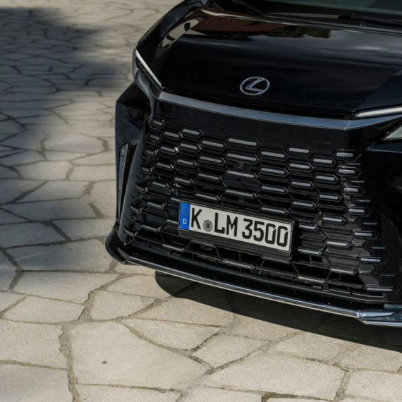Stiže Lexus LS sa šest točkova i izgledom minibusa FOTO