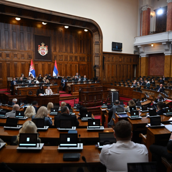 Nastavljena skupština; Opozicija prekida govor o srpskim žrtvama; Brnabić: Malo poštovanja VIDEO