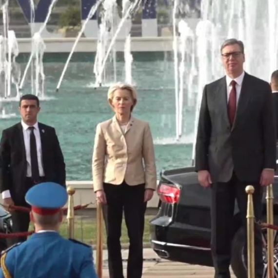 Svečano dočekana predsednica Evropske komisije; Tet-a-tet sastanak Vučića i Ursule fon der Lajen VIDEO