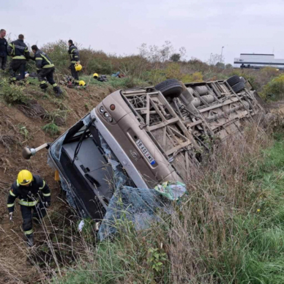 A bus full of passengers overturned: Several dead, more than 80 injured; Ambulances rushing to the scene PHOTO