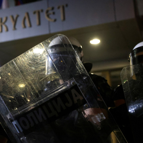 Pedesetak Gruhonjićevih separatista okupiralo Filozofski fakultet u Novom Sadu