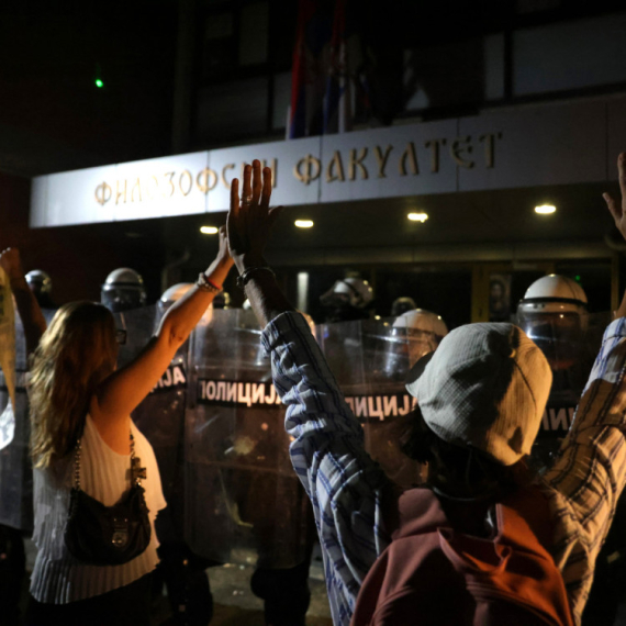 Rat među blokaderima bukti; Miketić poručio: Savo Manojlović otima blokaderski skup