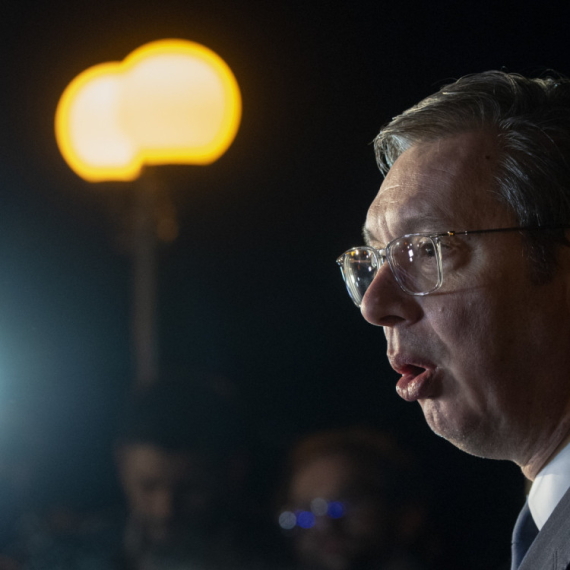 Počinje uklanjanje šatora: Vučić večeras ispred Skupštine; Okuplja se veliki broj građana