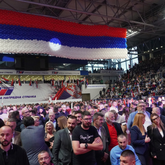 Prepuna "Kristalna dvorana" u Zrenjaninu, vijore se trobojke; Stigao i Vučić FOTO