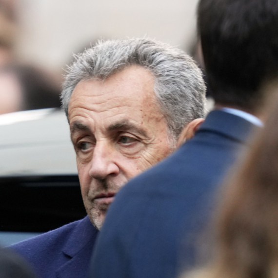 Sarkozi spava u ćeliji od devet metara; Robijaši mu prete: "Osvetićemo Gadafija" VIDEO