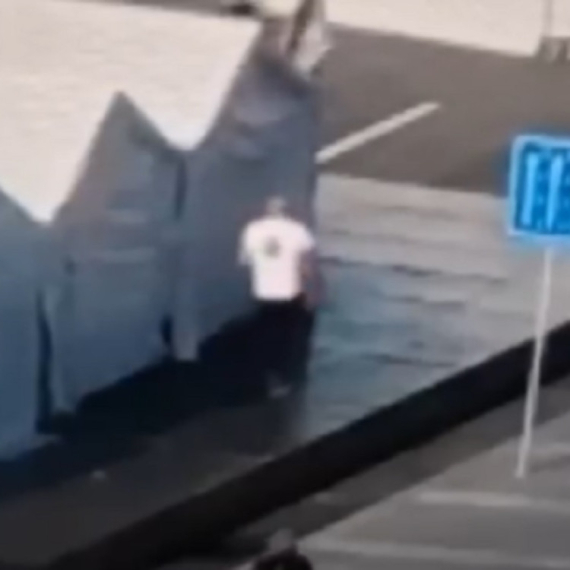 "Otac dvoje dece"; Ovo je ranjeni muškarac ispred Skupštine Srbije VIDEO