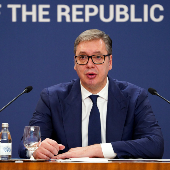 Diplomatska ofanziva predsednika Srbije: Dok se slonovi tuku, Vučić vešto manevriše