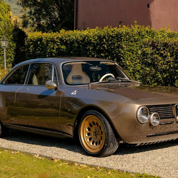 Ovaj Alfa Romeo je toliko lep da bi i Ferrari pocrveneo od zavisti FOTO