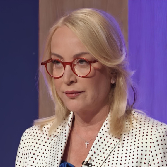 Ljubica proba Ivanovo jelo i odmahuje glavom: "Imamo još jedan problem..."