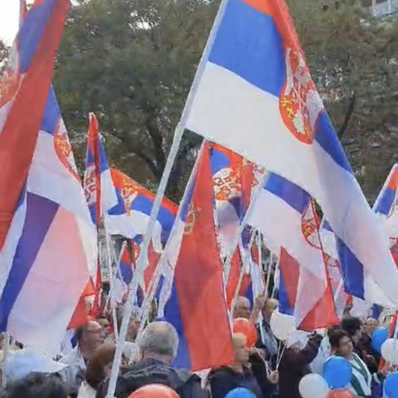 Požarevac na nogama: Veliki broj okupljenih, vijore se sprske trobojke VIDEO