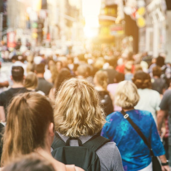 Uvode ograničenje brzine za pešake: Zabranjeno hodanje brže od 6 km/h!