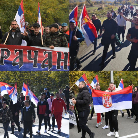 Krenuli da podrže Vučića; Grupa od 60 Srba napreduje kroz Rašku: Narod ih oduševljeno pozdravlja FOTO