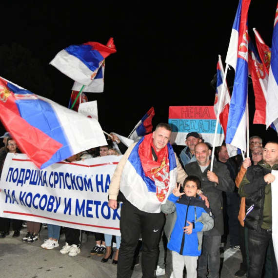 Dirljiva slika kod Ušća: Mališan sa tri prsta dočekao pešake sa Kosova i Metohije FOTO