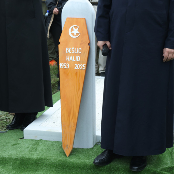 Ivica Dačić položio cveće na grob Halida Bešlića: "Nedostaje njegova toplina" FOTO