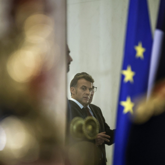 Makron u nikad goroj poziciji