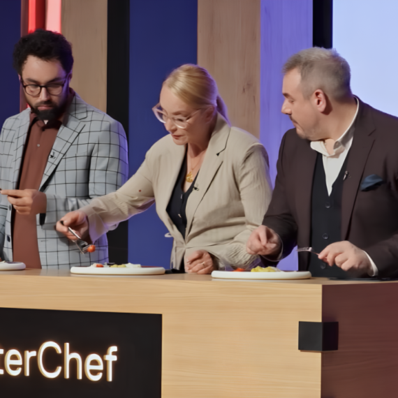 Uzdasi, pa muk: Ljubica poskočila unazad, zbog jela joj je upropašćen sako VIDEO