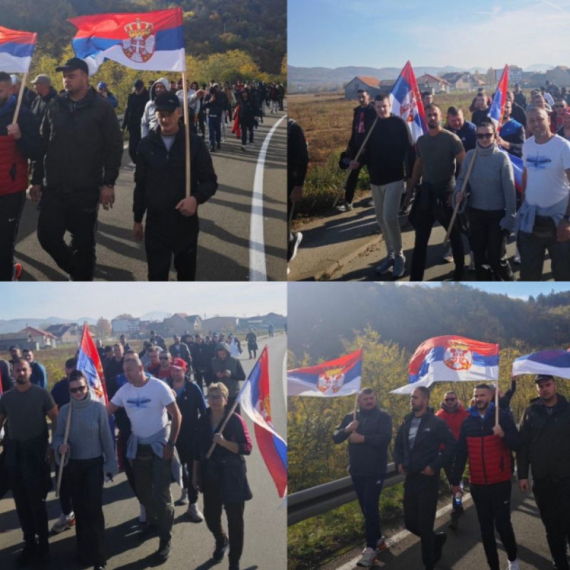 Srbi sa KiM nastavili put iz Kraljeva; Vijori se trobojka; Krenuli da podrže Vučića FOTO