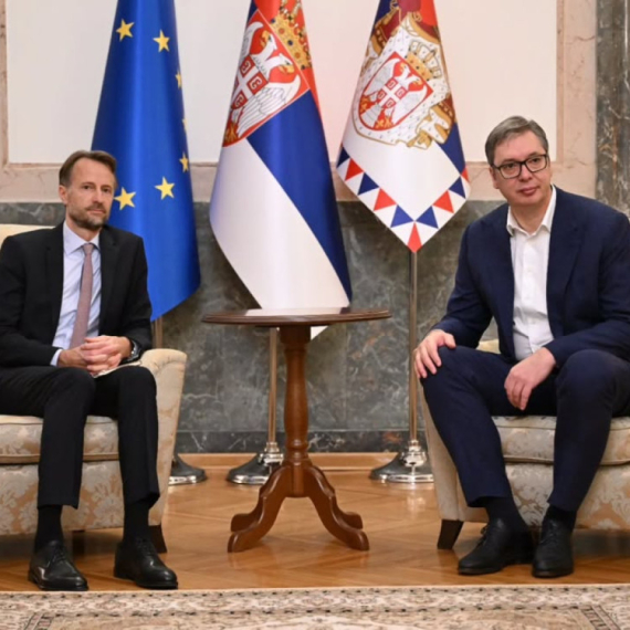 Vučić sa Bekeratom: Evropske integracije i članstvo u EU ostaju strateški cilj Srbije FOTO