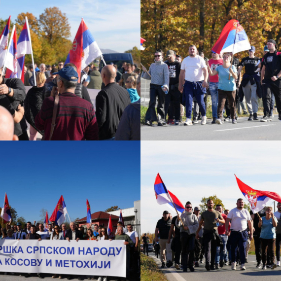 Pešaci s KiM stigli u Mrčajevce, meštani im izneli osveženje; Vijori se trobojka; Krenuli da podrže Vučića