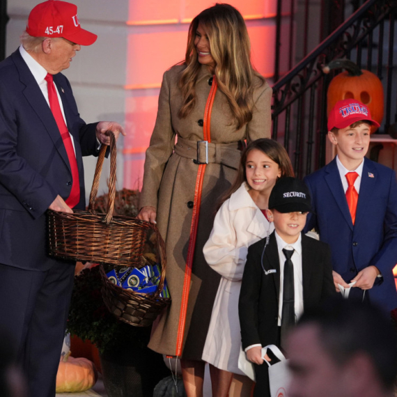 Deža vi za Noć veštica: Tramp ponovo izvodi istu foru, deca šokirana FOTO/VIDEO