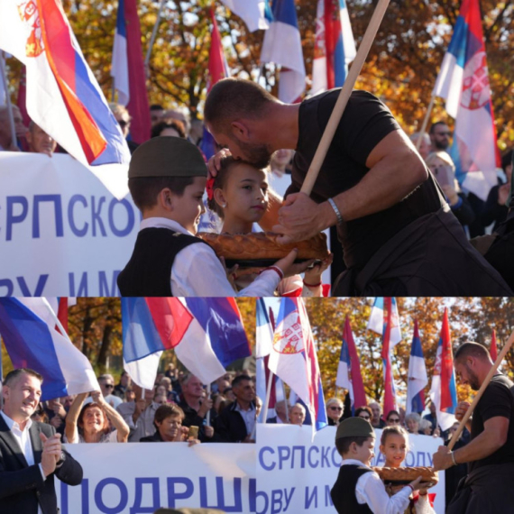 Pešake sa KiM u Gornjem Milanovcu dočekalo više od 1.000 ljudi; Krenuli da podrže Vučića FOTO