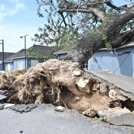 Apokaliptične scene: Uragan sravnio sve pred sobom; Ljudi bez struje, vode i hrane; Ima mrtvih FOTO/VIDEO