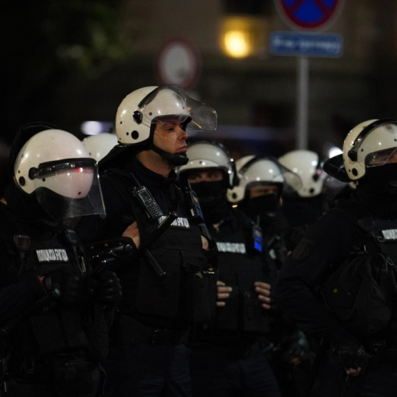 Hitno se oglasio MUP: Blokaderi napali građane; Bacali baklje i pirotehniku, povređen policajac