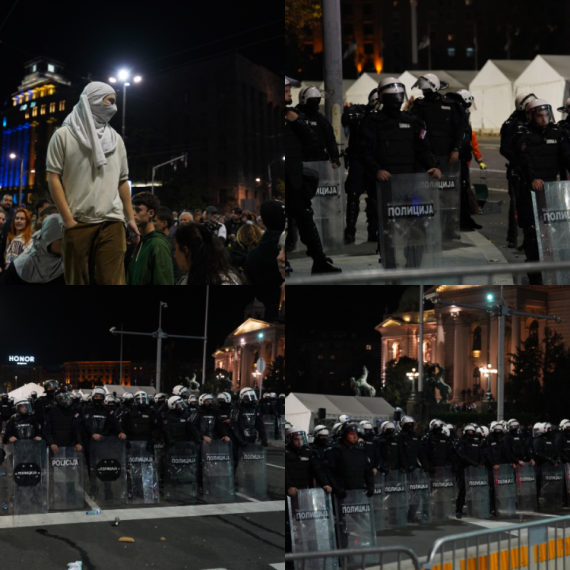 Haos ispred Skupštine; Policija sprečila upad; Jaki topovski udari; Blokaderi zapalili šator FOTO/VIDEO