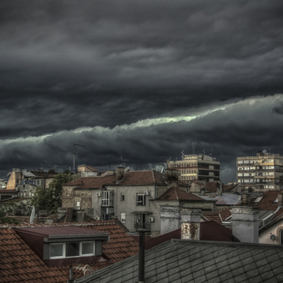 Oblačni "zid" se nadvio nad gradom; Na snazi je narandžasto upozorenje VIDEO