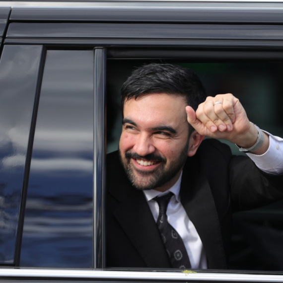 Skandal u Njujorku: Gradonačelnik pokazao albanskog orla FOTO