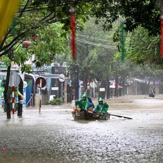 Počelo novo nevreme: Evakuisano više od 400 ljudi; Ljudi čacima plove po ulicama; Ima mrtvih