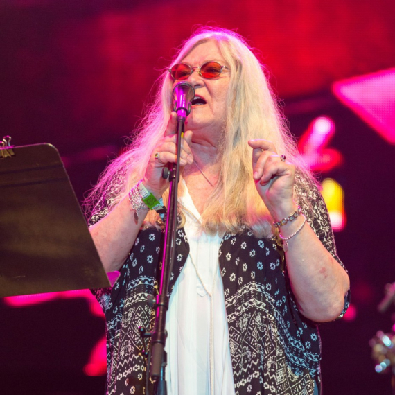 Umrla legendarna pevačica: Bila je deo poznatog benda