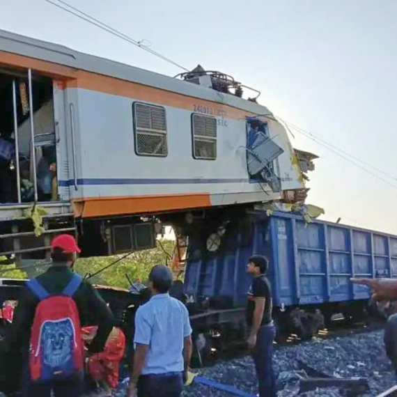 Stravičan sudar vozova, najmanje osmoro mrtvih; Lokomotiva naletela na vagon FOTO