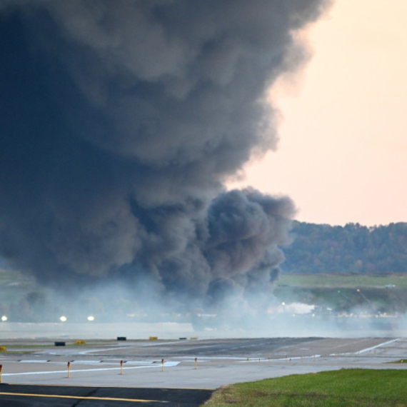 Najmanje sedam mrtvih u padu aviona; Buknuo veliki požar; Snimci su jezivi FOTO/VIDEO