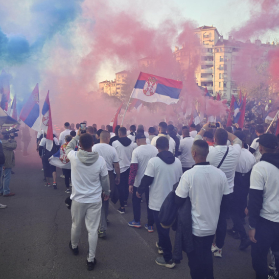 Mali sa građanima dočekuje Srbe sa KiM; Prelepe scene u centru Beograda