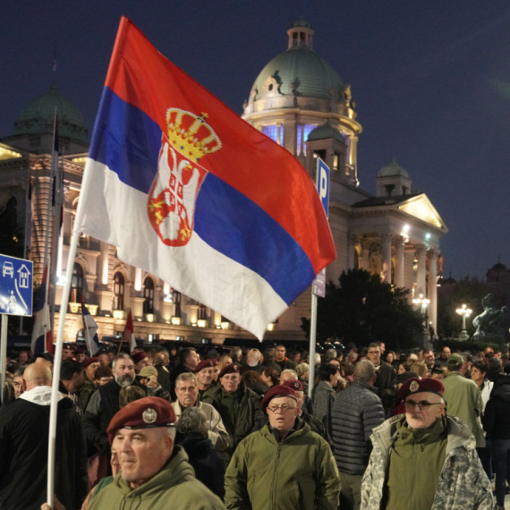 Bog čuva Srbiju: Dok se orila himna, a blokaderi zviždali, na srpskoj zastavi se ukazao krst