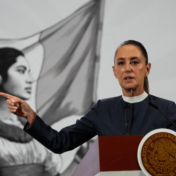 Skandal: Muškarac nasrnuo na predsednicu Meksika pred kamerama, a ona kaže – ne brinite VIDEO