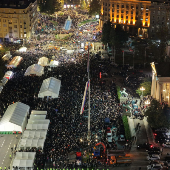 Veličanstven prizor u centru Beograda; Ogroman broj građana dočekuje Srbe sa Kosova i Metohije FOTO