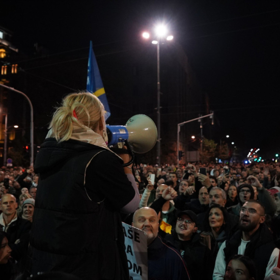 Sramne scene: Blokaderi zviždali himni Srbije VIDEO