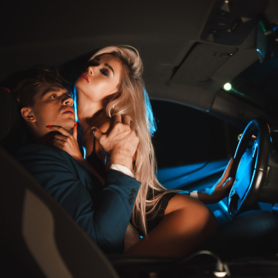 Seks u kolima dok su jurili 140 na sat? Pa, evo kako je prošlo