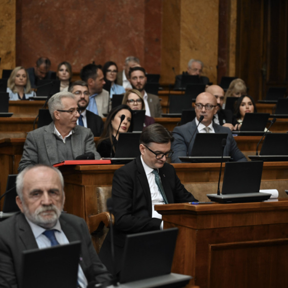 Poslanici raspravljaju; Mali: Predlog budžeta za 2026. godinu usvojen; Brnabić: Opozicija neće birački spisak