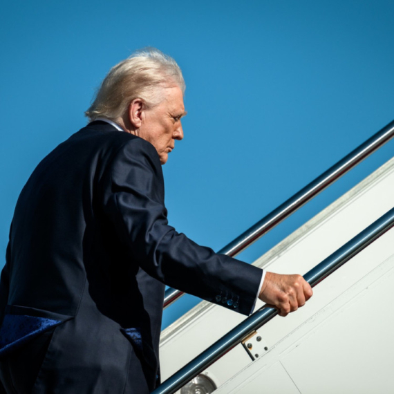 "Trampe, ruke dalje"