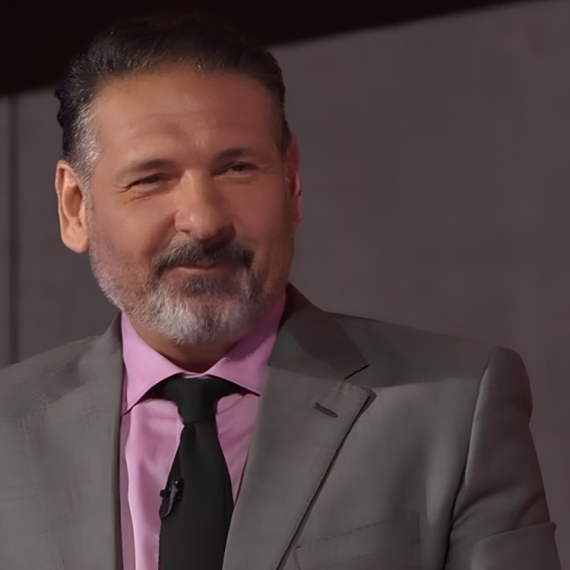 Ima poseban povod: Zoki se pojavio u svečanom odelu, a Ljubica mu je odmah uputila moćan kompliment