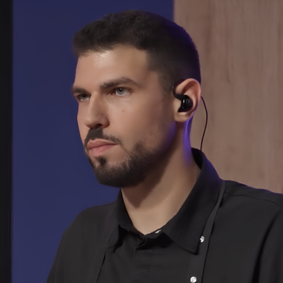 Dok takmičari pripremaju jelo, Nikola na sve načine pokušava da im pomogne