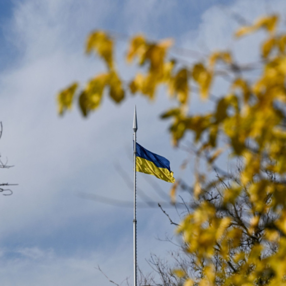 Česi skinuli ukrajinsku zastavu sa parlamenta, izraelska ostala VIDEO