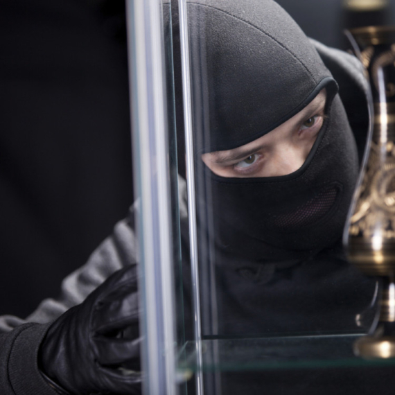 Umoran od pljačkanja: Provalnik obio stan, pa zaspao u njemu; Vlasnica ga zatekla u svom krevetu