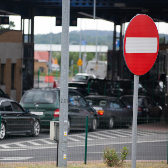 Mediji: Profesor iz NS koji podržava blokadere u centru skandala; Evo šta je nađeno kod njega na granici