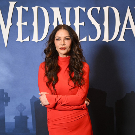 Ketrin Zita-Džons hoće sa njim da glumi u trećoj sezoni "Srede": Ne znam kako već nije dobio ulogu FOTO