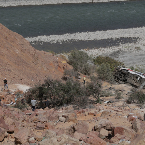 Užasna saobraćajna nesreća: Autobus se survao niz liticu; Broje se mrtvi VIDEO